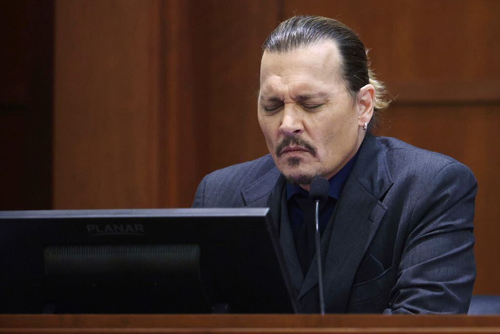 Johnny Depp, contrariado en el juicio que le inició a su exesposa Amber Heard. (AP)