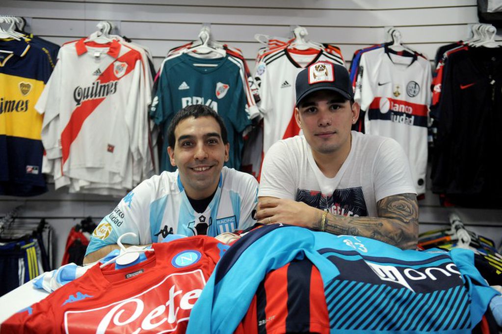 Ricardo Chao y Diego Jerkovic son tasadores, coleccionistas y vendedores de camisetas. Foto: Gentileza Clarín