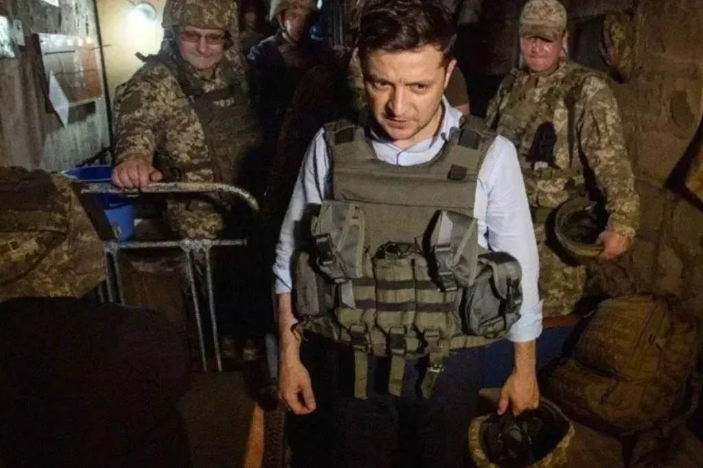 El presidente ucraniano no duerme más de dos o tres horas por noche y ha sobrevivido a cuatro ataques efectuados por las tropas rusas.