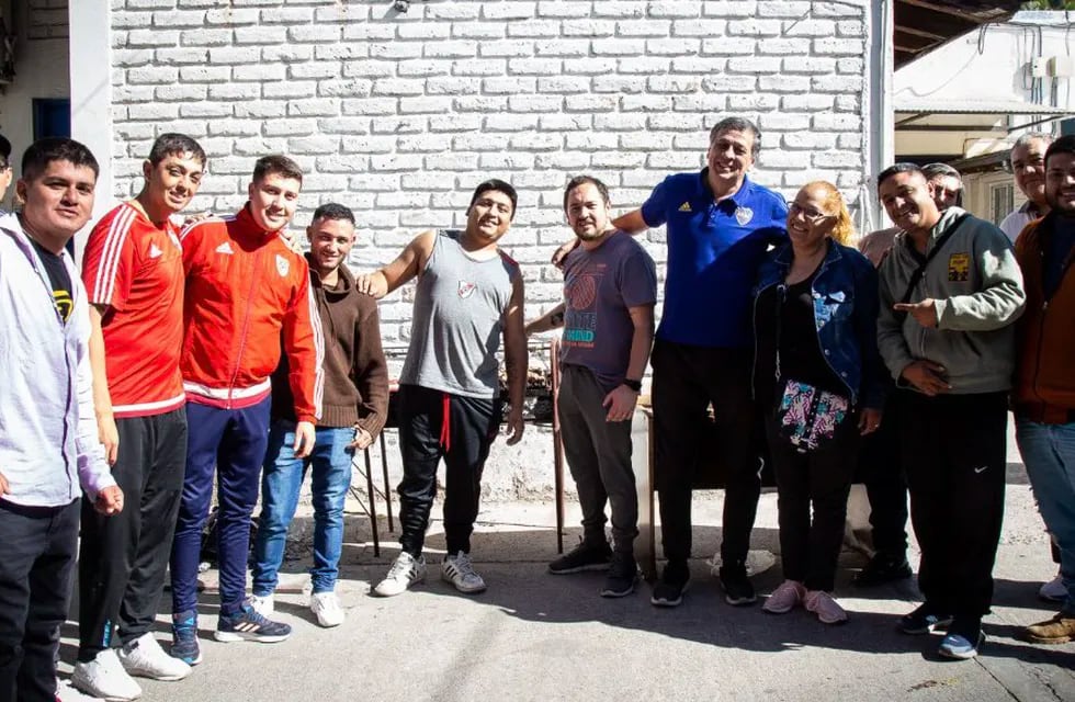 Daniel Orozco junto a municipales de Las Heras, en el Día del Trabajador. Foto: Gentileza