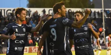 Independiente Rivadavia jugó uno de sus mejores partidos en la temporada, apabulló a Instituto (2-0) y terminó el 2018 invicto de local. 