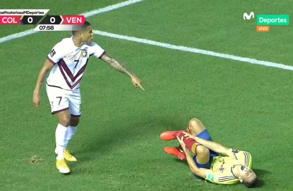 Santiago Arias, lateral de la selección de Colombia, sufrió una grave lesión en el inicio del duelo ante Venezuela, en Barranquilla,