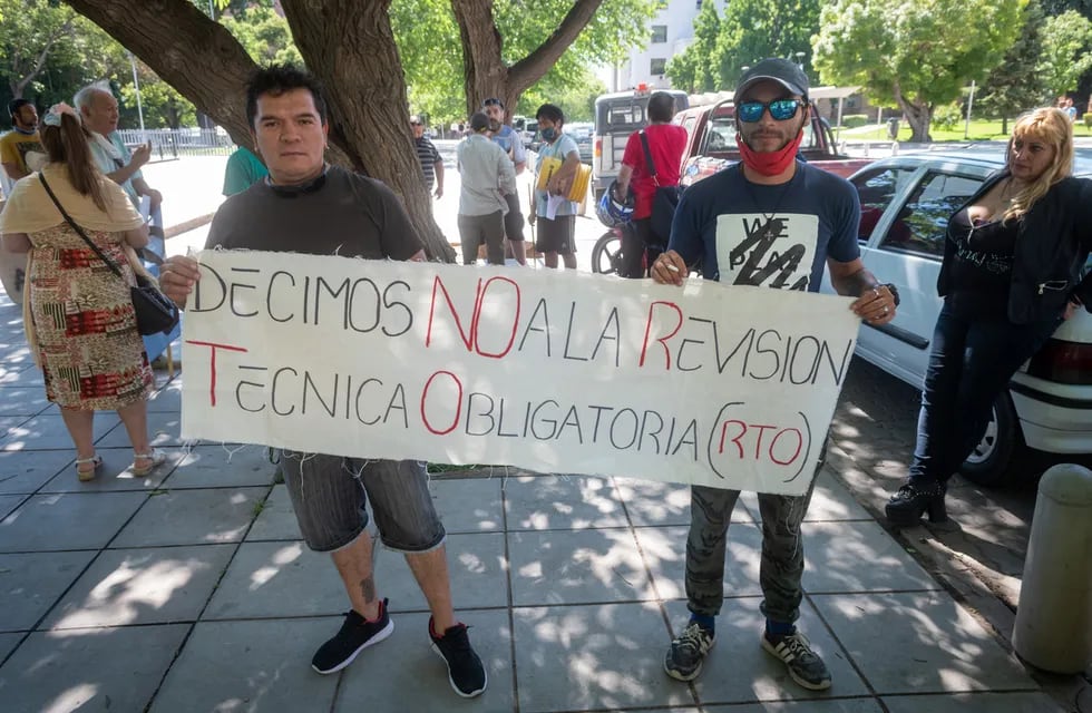 Productores rurales y trabajadores de distintos departamentos protestaron frente a casa de Gobierno en contra de la RTO. Foto: Ignacio Blanco / Los Andes