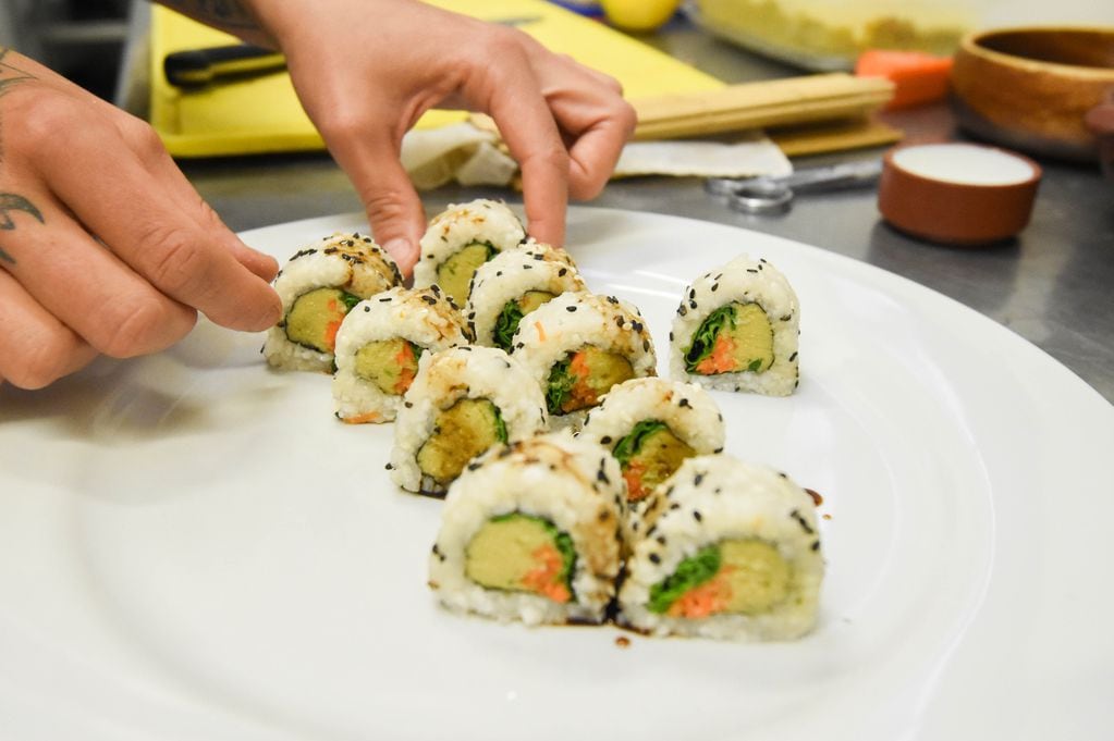 Corina Bustos, chef, explicó que el arroz especial para sushi se puede reemplazar por otro con más almidón y un grano más grande.