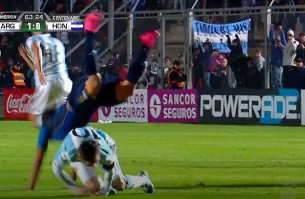 Un jugador hondureño golpea a Lionel Messi. El rosarino tuvo que abandonar la cancha en aquel partido de 2016. /  TV