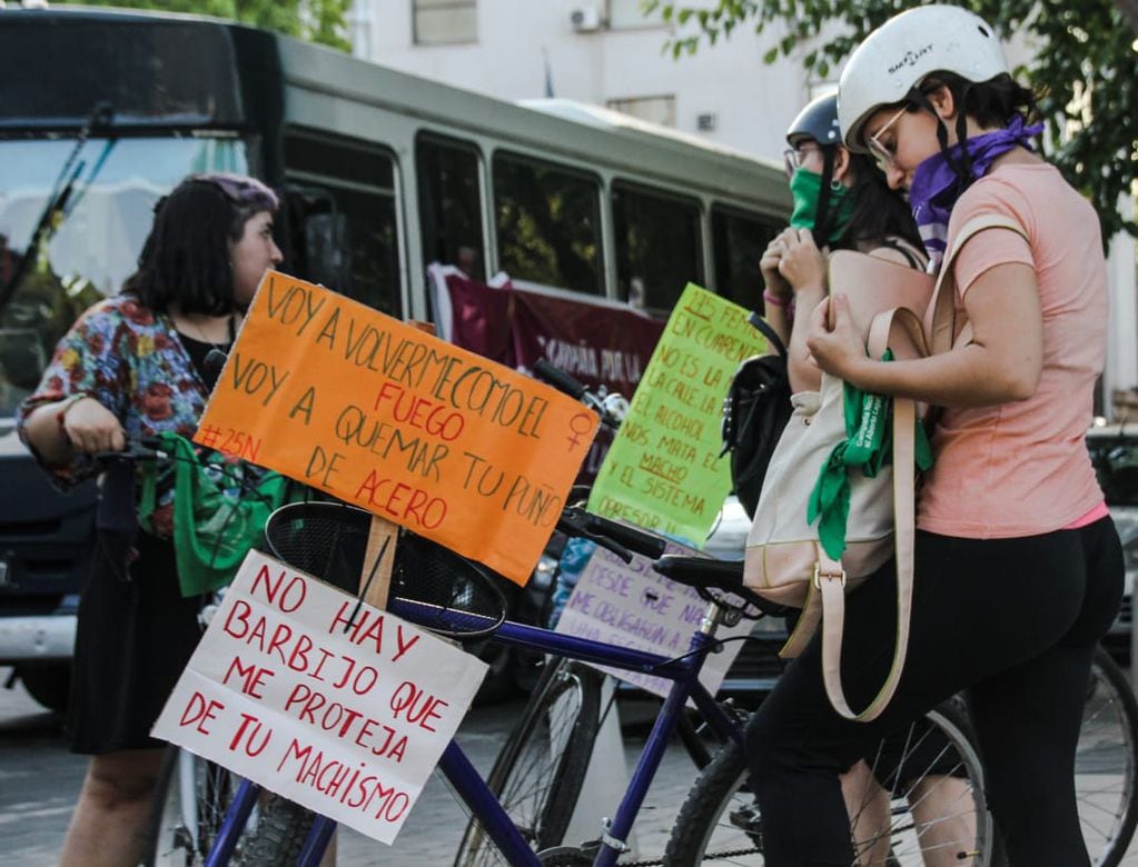 Algunas de las manifestantes participaron en bicicletas luciendo los colores de distintos movimientos feministas y llevando pancartas para pedir Justicia.