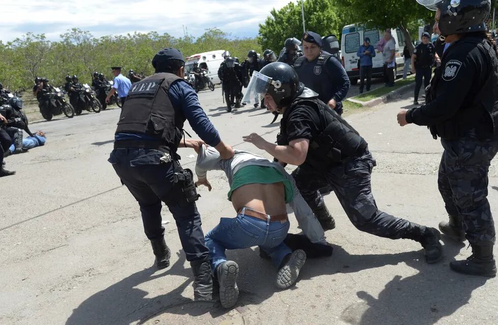 Pueblada por un homicidio terminó  con detenidos y heridos en Tupungato