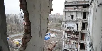En la imagen, vista de un edificio de apartamentos dañado durante intensos combates en Mariúpol, una zona controlada por Rusia en la provincia de Donetsk, en el este de Ucrania, el 5 de enero de 2023.