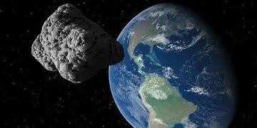 Por un pelo. Hoy a las 16.24, hora argentina, el asteroide pasará sobre Indonesia. La Nasa dice que no es posible que impacte en la Tierra (Fotomontaje de La Nasa).