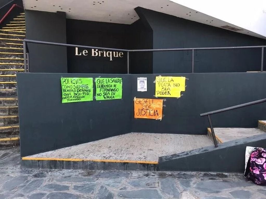 El ingreso de Le Brique, lleno de carteles.