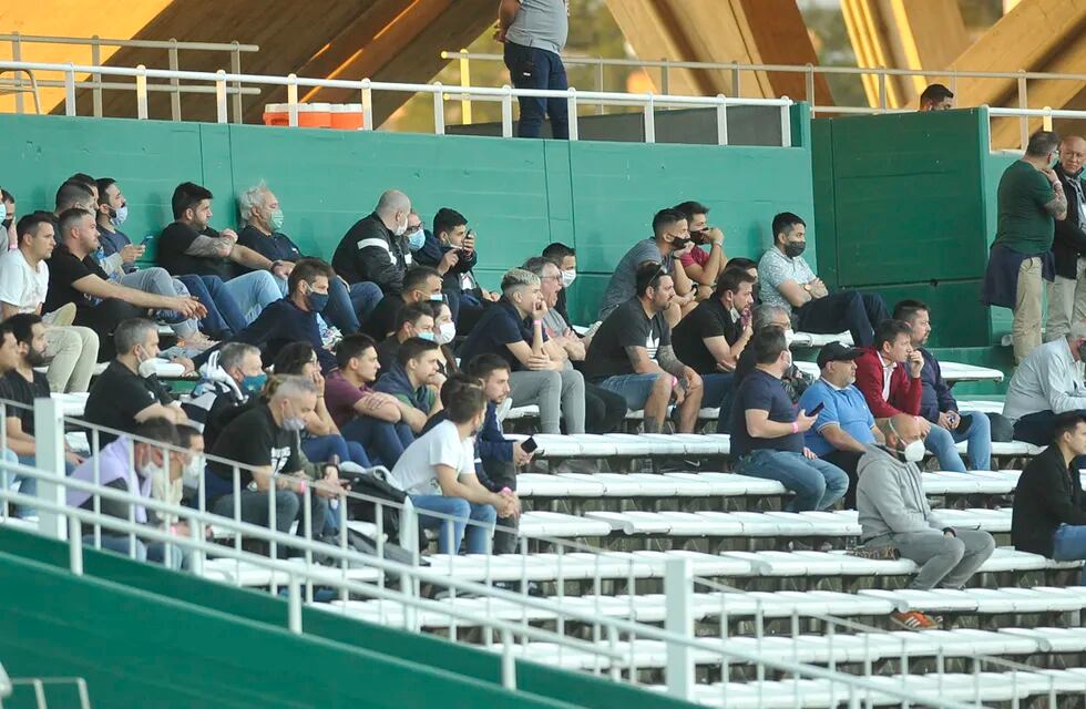 Hinchas de San Lorenzo en el estadio Kempes durante el partido contra Talleres por la Liga Profesional.