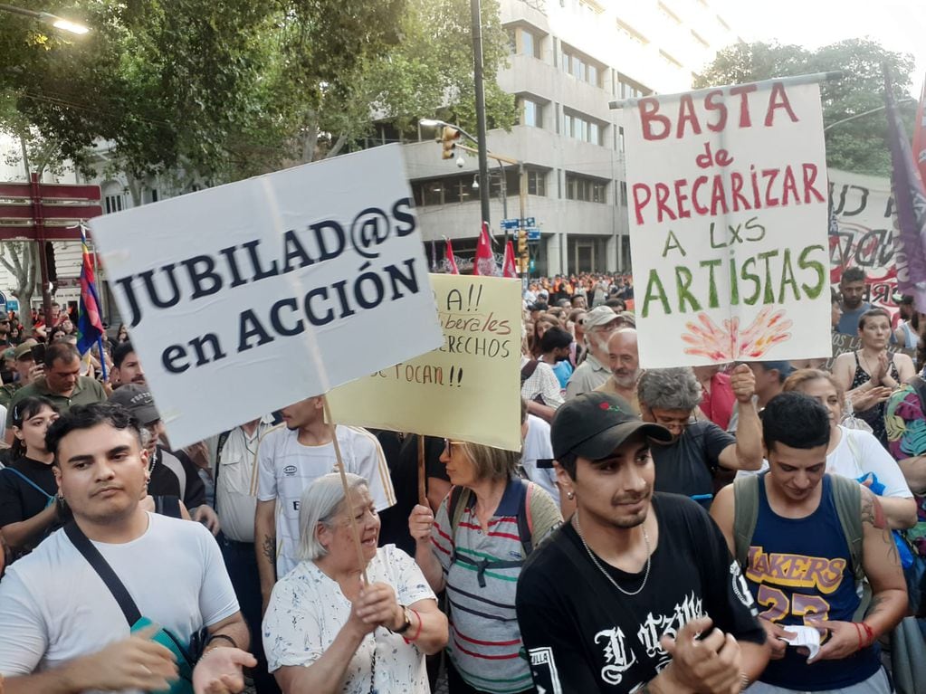 Unas 600 personas se manifestaron en Peatonal y San Martín con un “Cacerolazo cultural” contra el DNU. Foto: José Gutierrez / Los Andes