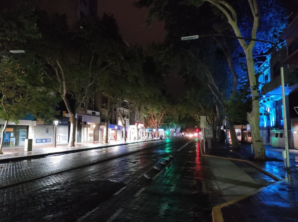 Por la fuerte tormenta eléctrica hubo cortes de luz en varias zonas del Gran Mendoza. 