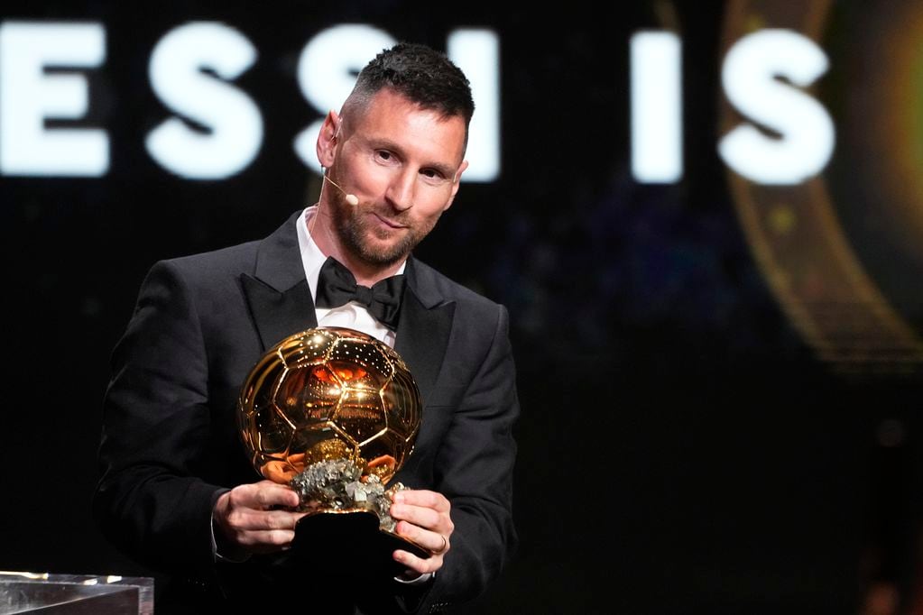 El astro argentino Lionel Messi recibe el Balón de Oro 2023 en el Theatre du Chatelet en París, el lunes 30 de octubre de 2023. (AP Foto/Michel Euler)