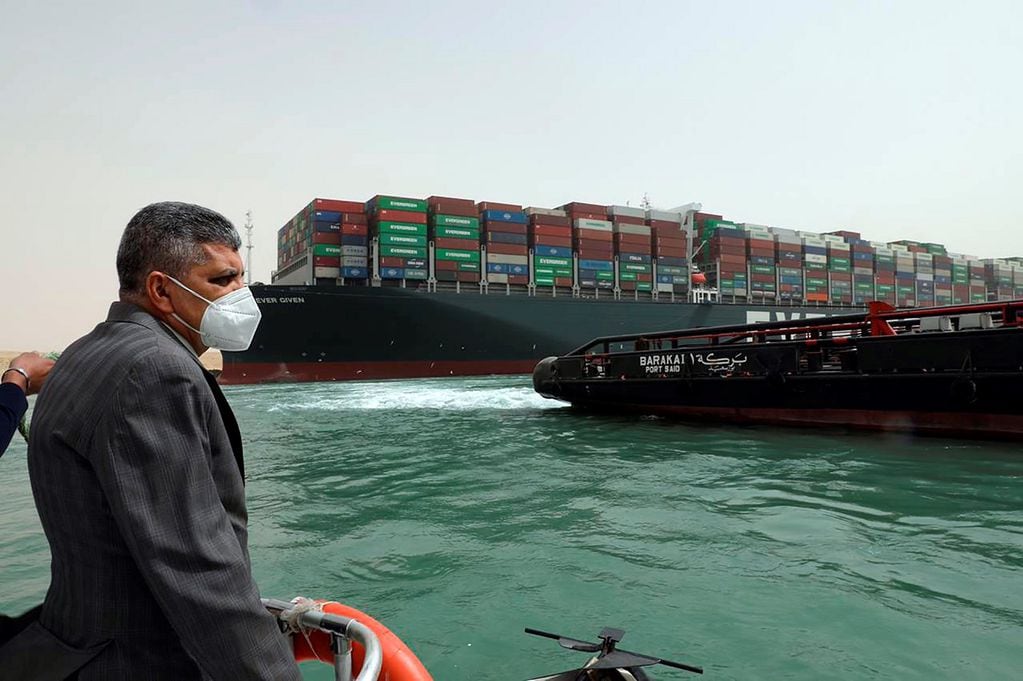 Buque encallado en el Canal de Suez - AP