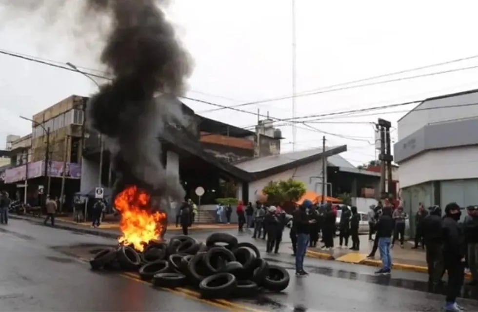 Así fue la protesta de policías frente al Comando Radioeléctrico en Posadas.