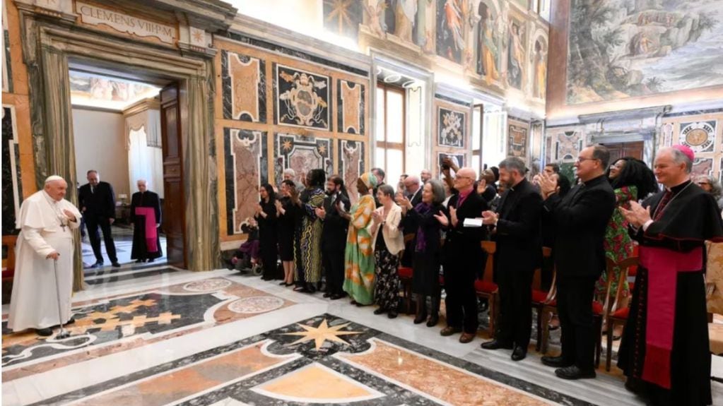 El Papa Francisco se reúne con el director Martin Scorsese y su esposa Helen Morris durante una conferencia promovida por La Civilta Cattolica y la Universidad de Georgetown en el Vaticano, 27 de mayo de 2023. / Foto: Gentileza