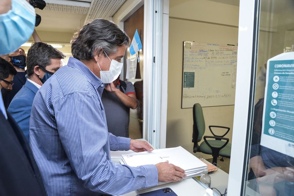 El ministro de Gobierno, Víctor Ibáñez, entregó nuevamente el listado de vacunados por coronavirus. Prensa Gobierno.