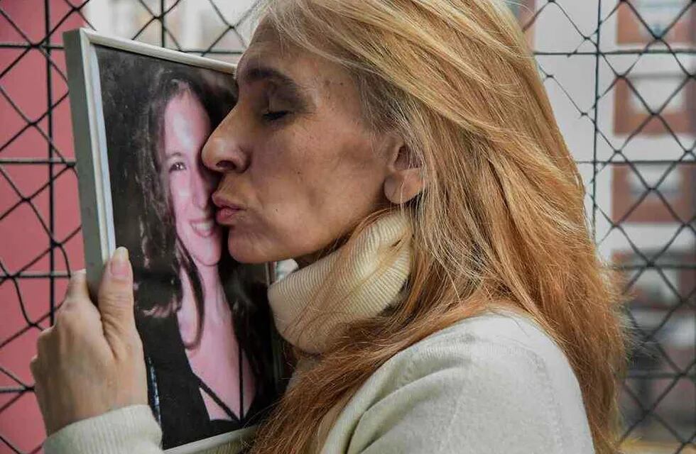 Jimena besa una foto de su hija, Ángeles (Facebook Jimena Aduriz).