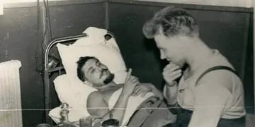 Fue un hecho inédito en la historia, la operación duró dos horas y sus compañeros lo ayudaron a mantenerse despierto.