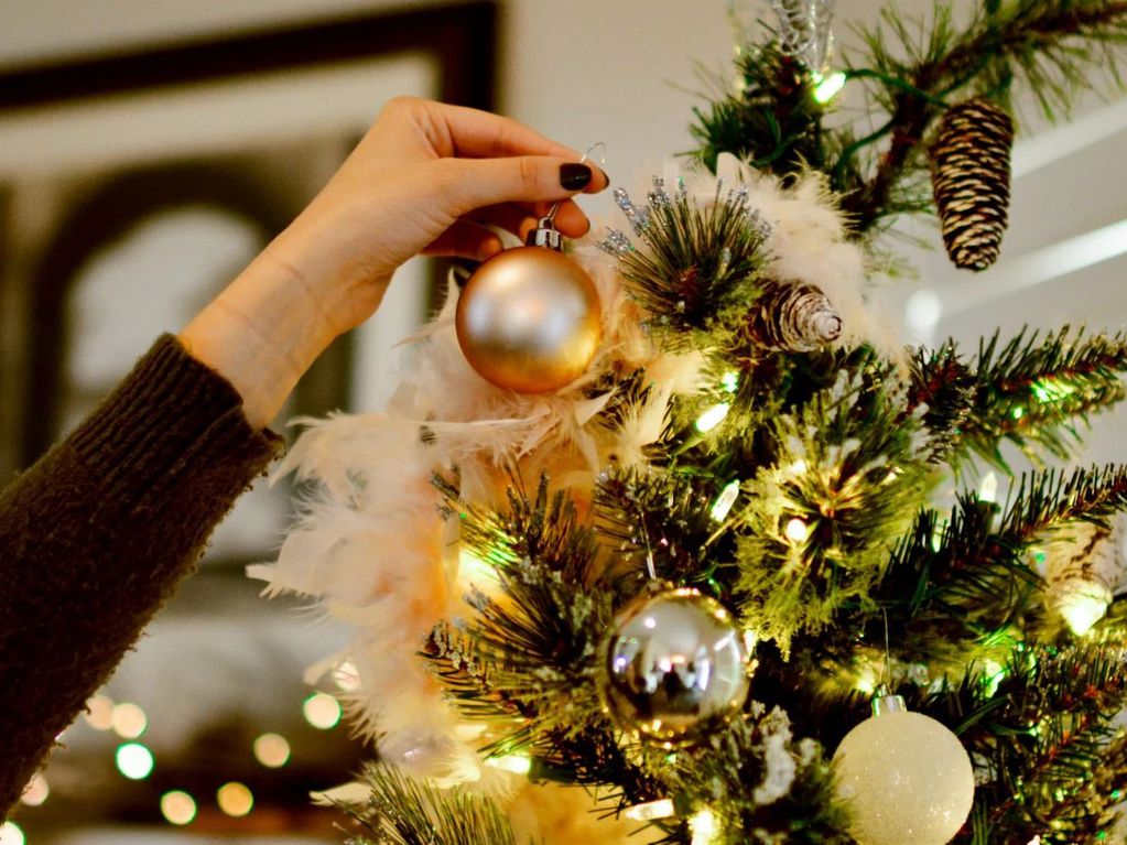 Se acerca Navidad y a medida que vamos pensando en la comida de nochebuena, el lugar, los invitados, la bebida y los regalos, hay una actividad súper importante: la decoración de la casa.