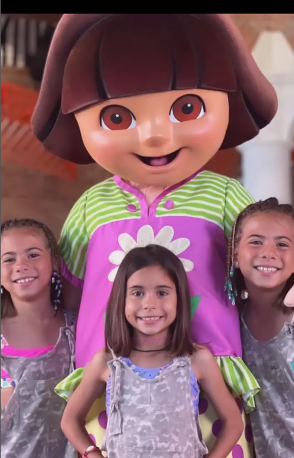Las tres hijas de Cinthia Fernández. Captura video.