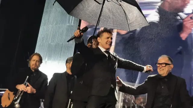 Luis Miguel cantó 45 minutos en Córdoba, no se aguantó la lluvia y se fue entre insultos y quejas del público (Gentileza)