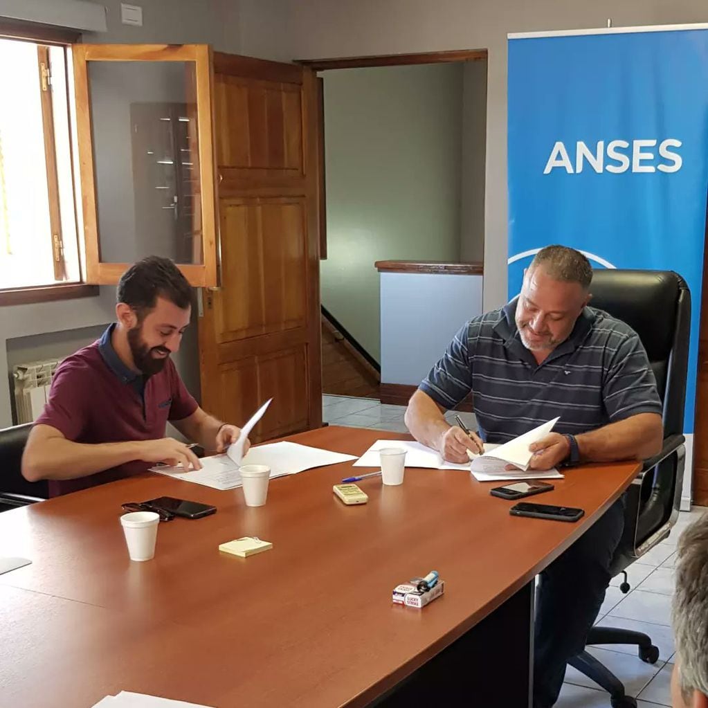 El titular de ANSES, Carlos Gallo y con Ricardo Letard, al frente de Camioneros en Mendoza.