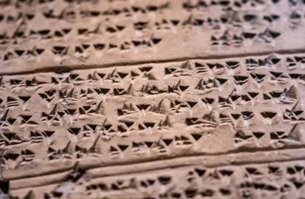 Imagen ilustrativa de una tablilla hitita con escritura cuneiforme. Alrededor de 30 mil tablillas de arcilla del mencionado estado fueron halladas y, actualmente, son expuestas en museos de todo el mundo. Foto: iStock