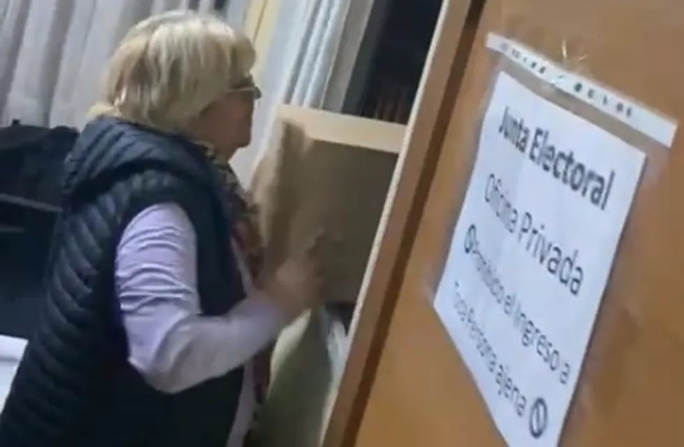 Una mujer lanza una urna desde la oficina de la Junta Electoral de ATE, luego de que un sujeto rompiera una reja. Foto: captura video