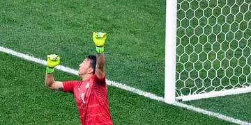 El experimentado arquero uruguayo pidió disculpas por el segundo gol y aseguró que Francia es candidato a ganar la Copa.