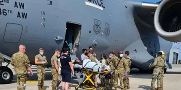 Militares estadounidense ayudaron en el parto dentro del avión.