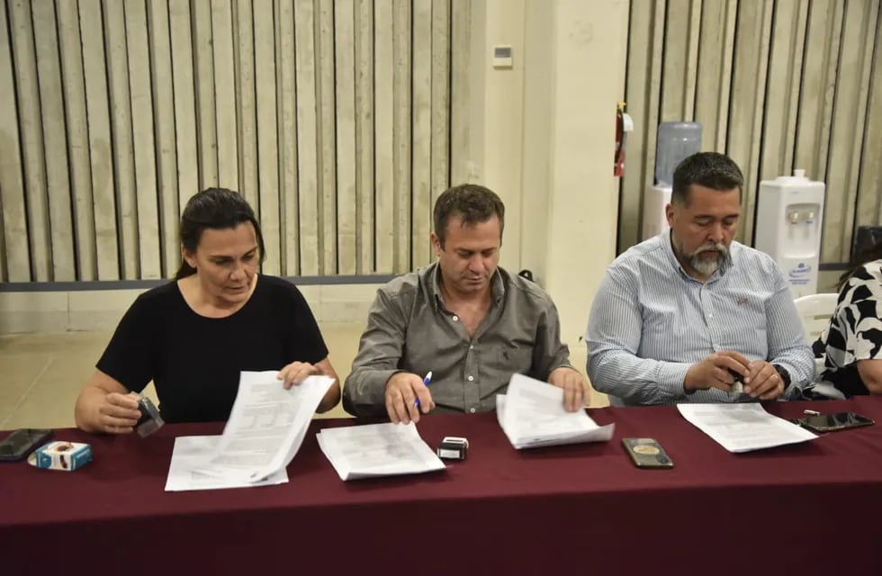 Carina Sedano y Gustavo Correa, de la cúpula del gremio docente, firman el acta de acuerdo salarial.