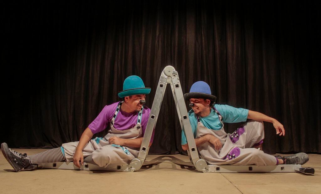 El elenco Macanudo teatro presenta su obra de humor y circo para toda la familia.