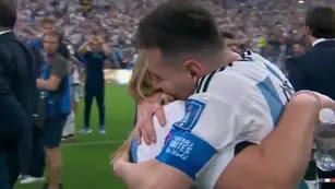 Antonia Farías abrazando a Messi
