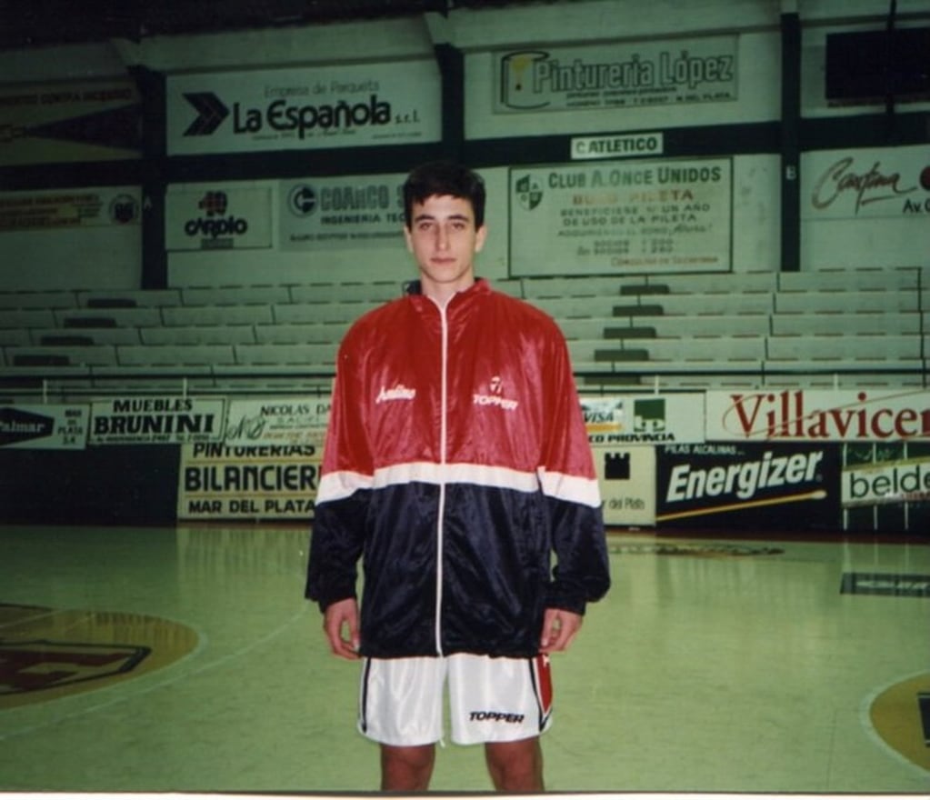 
    Manu Ginóbili en La Rioja cuando debutó en la Liga Nacional con la camiseta de Andino. / Gentileza.
   