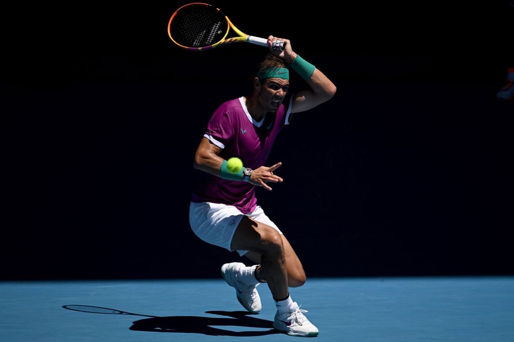 Rafael Nadal avanzó a la tercera ronda del Abierto de Australia de tenis y aspira a su 21° título de Grand Slam. (AP)