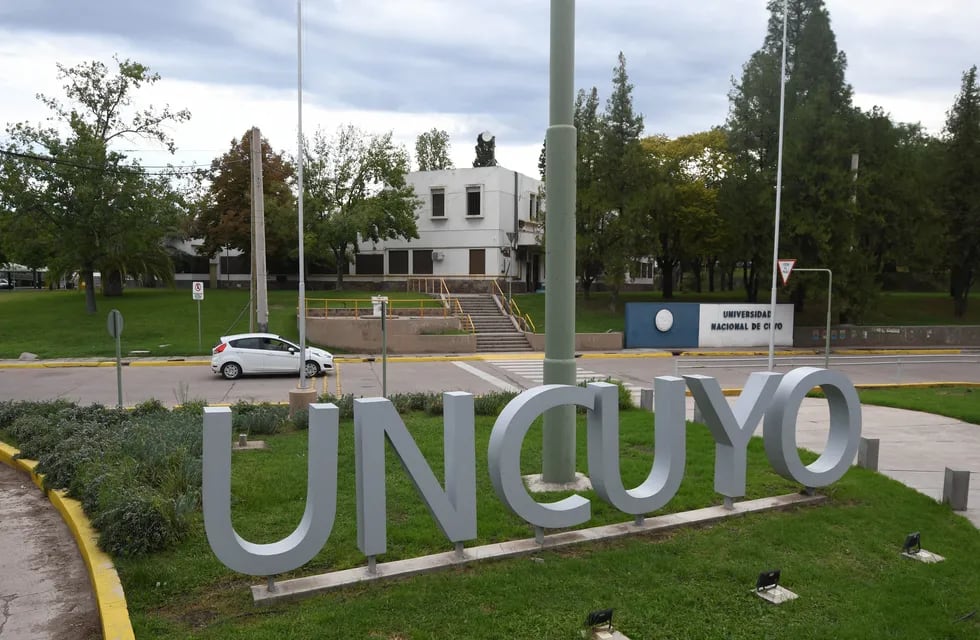 La UNCuyo está entre las mejores 100 universidades de América Latina (en el puesto 94). Destacan su internacionalización e investigación.