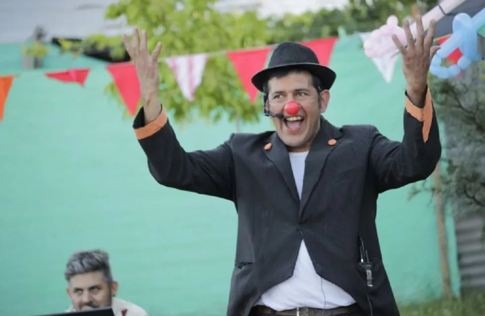 Leo Ibaceta (46), el payaso que lleva su circo a los barrios