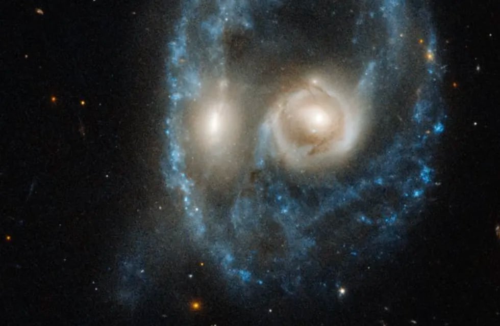 La galaxia parece haberse formado por una colisión violenta.