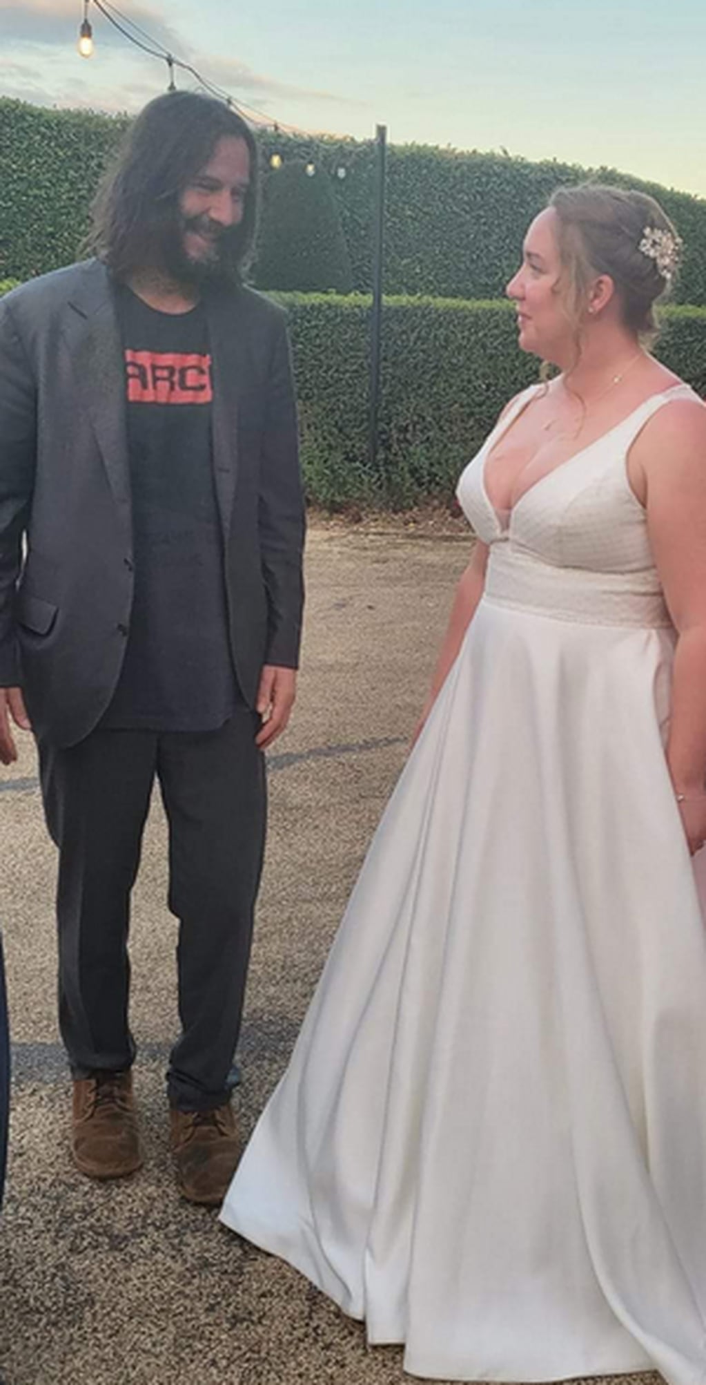 Keanu Reeves saludó a los recién casados.