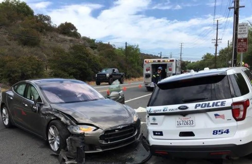 Confiado de su vehículo "inteligente" de la marca Tesla, choca con dos patrulleros de la policía.