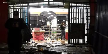 Violento saqueo a un supermercado chino en Moreno: destrozaron el comercio y lo prendieron fuego