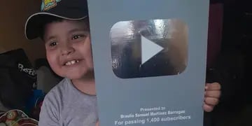 Le hizo una placa de YouTube a su hijo porque había llegado a los 1400 suscriptores