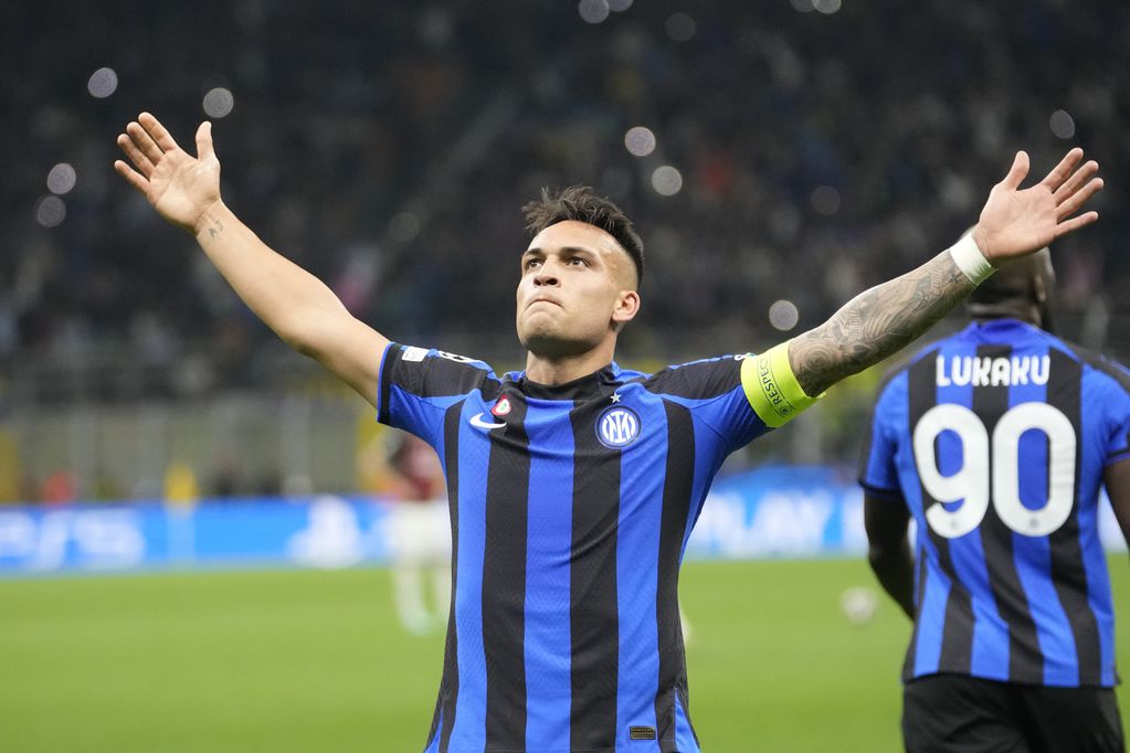 Lautaro Martínez celebra tras anotar el primer gol del Inter de Milán en el duelo de vuelta contra el AC Milan por las semifinales de la Liga de Campeones, el martes 16 de mayo de 2023. (AP Foto/Luca Bruno)
