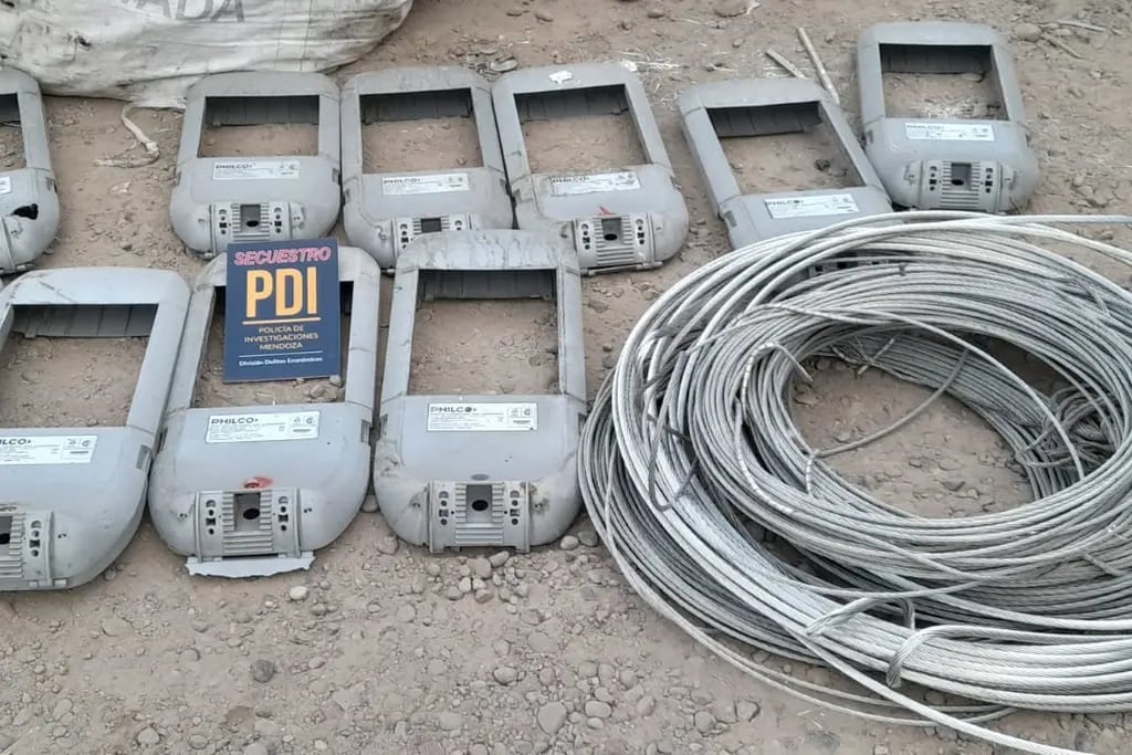 Recuperaron decenas de tapas de alumbrado público y cables robados a Edemsa y a Vialidad. | Foto: Ministerio de Seguridad y Justicia
