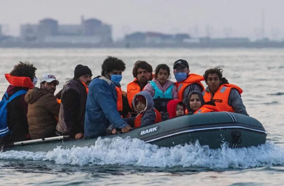 Un bote lleva una docena de personas, incluyendo niños, por el Canal de la Mancha para ingresar a Reino Unido.