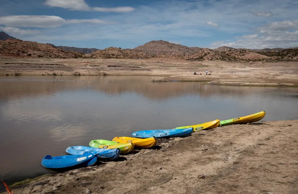 Crisis Hídrica
El Dique Potrerillos se encuentra en los niveles más bajos de su historia.Mendoza tendrá en el próximo verano el menor caudal de agua de los últimos 30 años.

Foto: Ignacio Blanco / Los Andes   