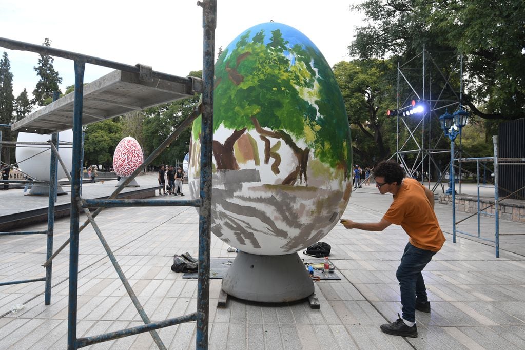 En la plaza Independencia se exhiben huevos gigantes que serán pintados por artistas en vivo. Esta costumbre es originaria de Croacia y desde el año pasado se realiza en Mendoza. Foto: Marcelo Rolland / Los Andes