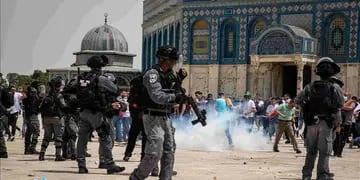 Policía israelí atacando palestinos en mezquita